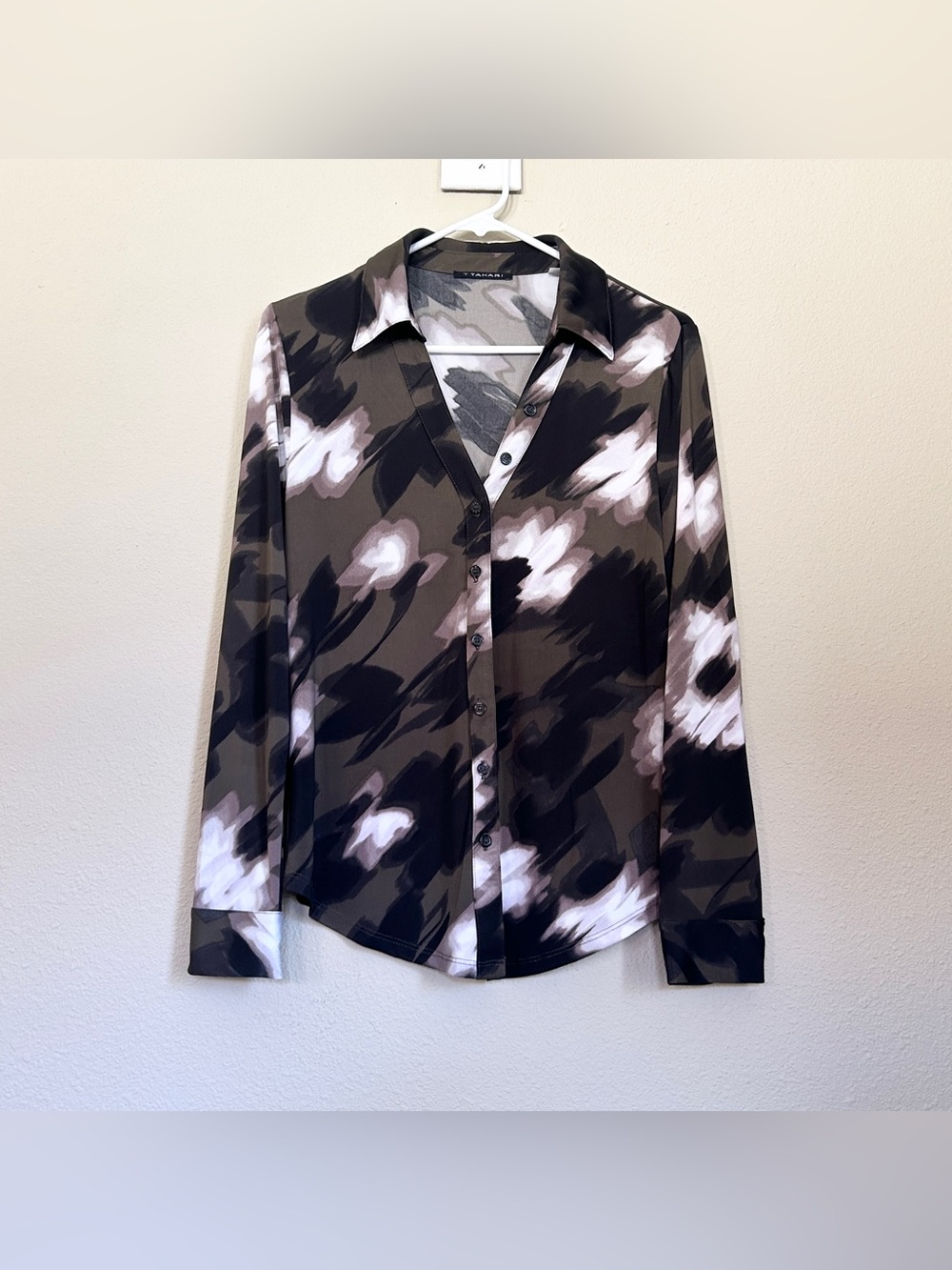 ❤️LAST CHANCE❤️ Tahari Floral Button Down Top Womens